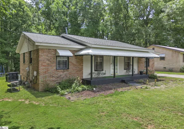 Photo 3 of Single family home for sale at 304 Stuart St, Laurens, SC 29360 | MLS# 1598962 | Listing updated on 2026-09-23