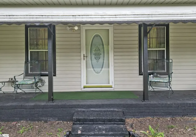 Photo 3 of Single family home for sale at 304 Stuart St, Laurens, SC 29360 | MLS# 1598962 | Listing updated on 2026-09-23