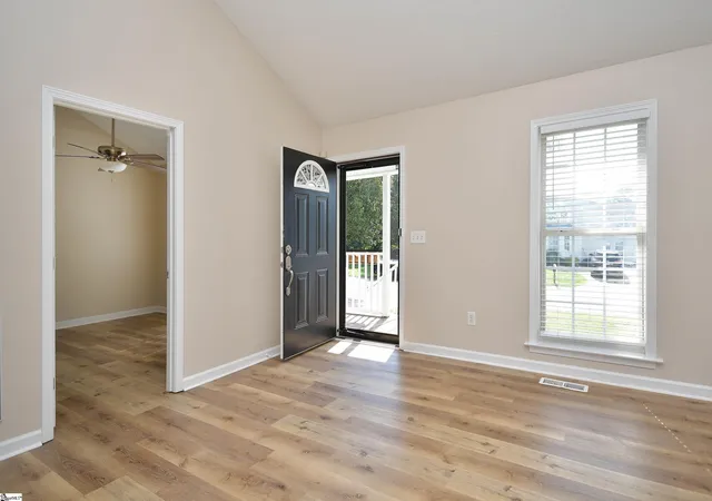 Photo 4 of Single family home for sale at 8 Montvale Dr, Simpsonville, SC 29681 | MLS# 1598328 | Listing updated on 2026-09-23