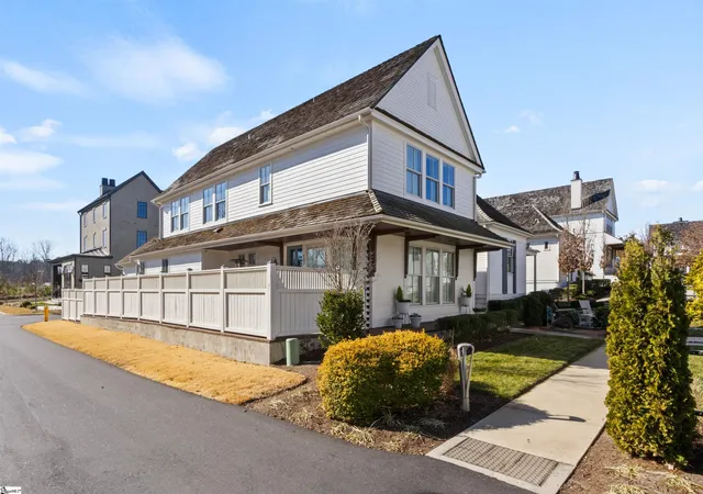 Photo 3 of Single family home for sale at 107 Denton Dr, Greenville, SC 29615 | MLS# 1602417 | Listing updated on 2026-08-31