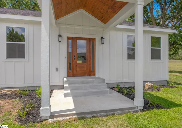 5th image of 2024 Edwards Lake Rd, Greer, SC 29651 | MLS# 1597229