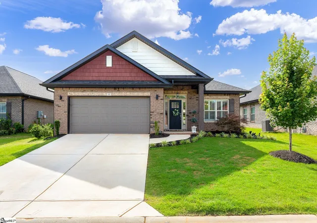 Photo 1 of Single family home for sale at 4 Woodcross Dr, Simpsonville, SC 29681 | MLS# 1596773 | Listing updated on 2026-10-27