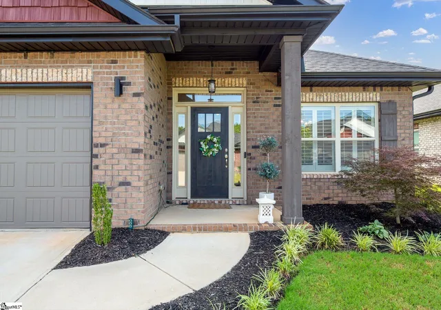 Photo 2 of Single family home for sale at 4 Woodcross Dr, Simpsonville, SC 29681 | MLS# 1596773 | Listing updated on 2026-10-27