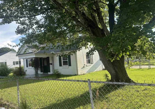 Photo 1 of Single family home for sale at 405 Elizabeth St, Clinton, SC 29325 | MLS# 1599883 | Listing updated on 2026-09-15