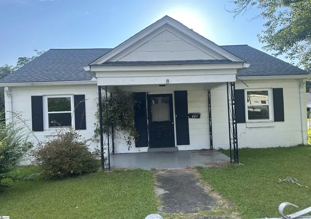 Photo 2 of Single family home for sale at 405 Elizabeth St, Clinton, SC 29325 | MLS# 1599883 | Listing updated on 2026-09-15