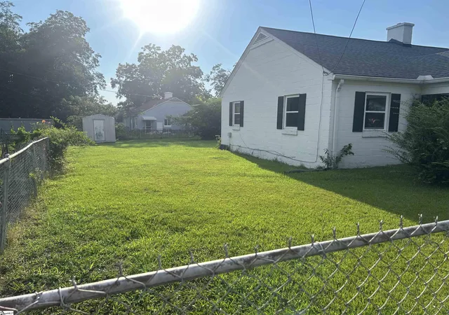 Photo 3 of Single family home for sale at 405 Elizabeth St, Clinton, SC 29325 | MLS# 1599883 | Listing updated on 2026-09-15