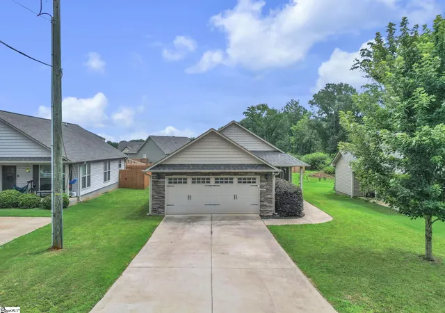 Photo 2 of Single family home for sale at 206 Mabry St, Spartanburg, SC 29301 | MLS# 1600107 | Listing updated on 2026-09-15