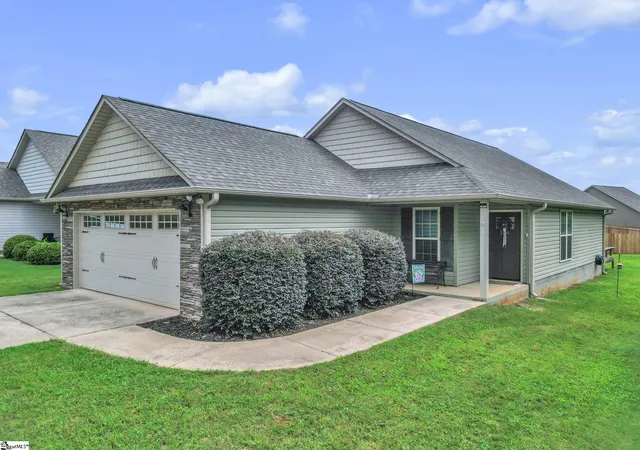 Photo 3 of Single family home for sale at 206 Mabry St, Spartanburg, SC 29301 | MLS# 1600107 | Listing updated on 2026-09-15