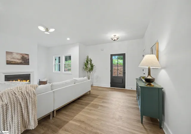 Photo 3 of Single family home for sale at 160 Holmes Dr, Spartanburg, SC 29303 | MLS# 1592806 | Listing updated on 2026-08-17