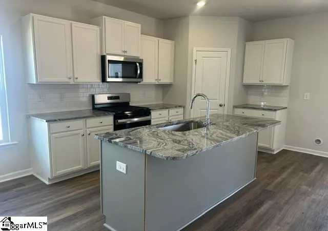 Photo 3 of Sale Pending at 131 Edgewood Farms Ct, Easley, SC 29640 | MLS# 1601910 | Listing updated on 2026-08-25