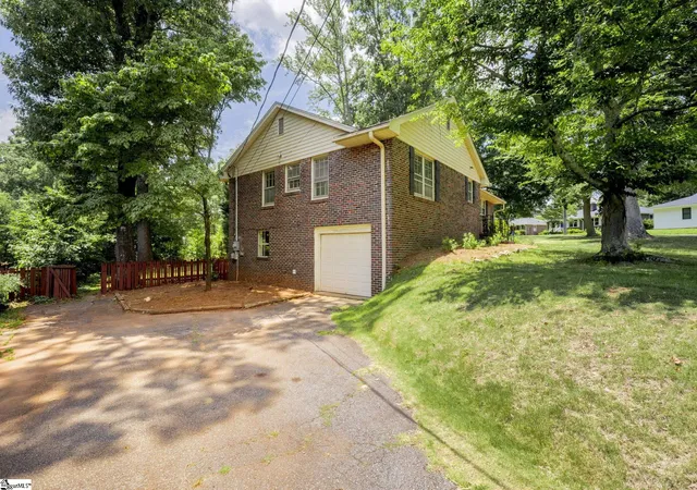 Photo 3 of Single family home for sale at 517 Dellwood Dr, Greenville, SC 29609 | MLS# 1596348 | Listing updated on 2026-08-08