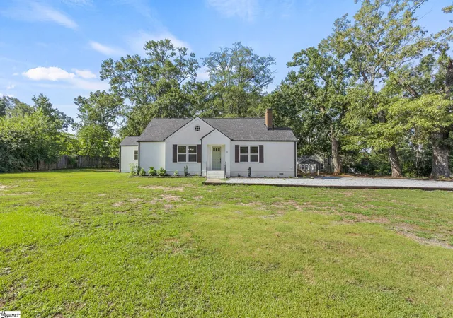 Photo 3 of Single family home for sale at 11 Willow Springs Dr, Greenville, SC 29607 | MLS# 1598015 | Listing updated on 2026-09-09