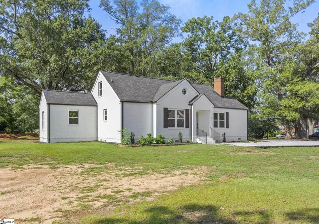 Photo 3 of Single family home for sale at 11 Willow Springs Dr, Greenville, SC 29607 | MLS# 1598015 | Listing updated on 2026-09-09
