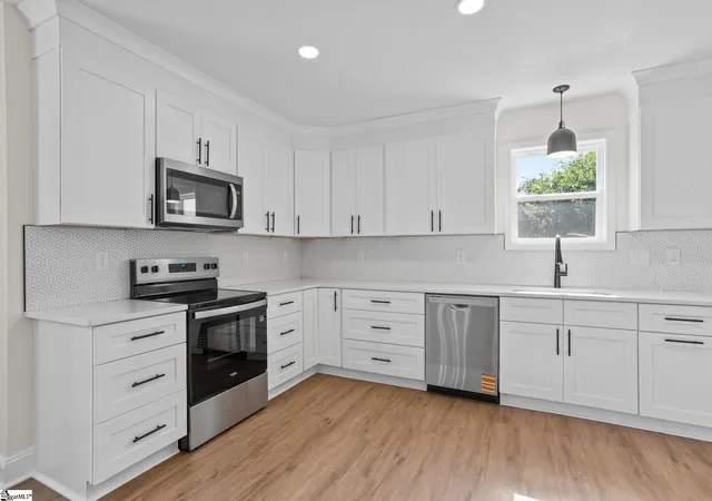 Photo 4 of Single family home for sale at 11 Willow Springs Dr, Greenville, SC 29607 | MLS# 1598015 | Listing updated on 2026-09-09