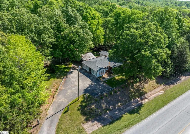 Photo 3 of Single family home for sale at 4921 S Pine St, Spartanburg, SC 29302 | MLS# 1588848 | Listing updated on 2026-04-20
