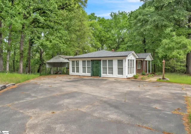Photo 3 of Single family home for sale at 4921 S Pine St, Spartanburg, SC 29302 | MLS# 1588848 | Listing updated on 2026-04-20