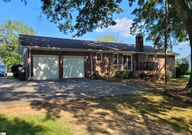 Photo 2 of Single family home for sale at 105 Blakely Ave, Laurens, SC 29360 | MLS# 1599544 | Listing updated on 2026-09-04