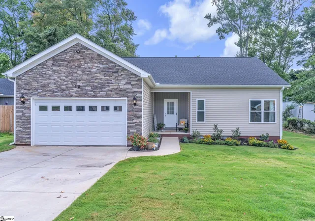 Photo 1 of Single family home for sale at 118 W Belvedere Rd, Greenville, SC 29605 | MLS# 1600375 | Listing updated on 2026-09-08