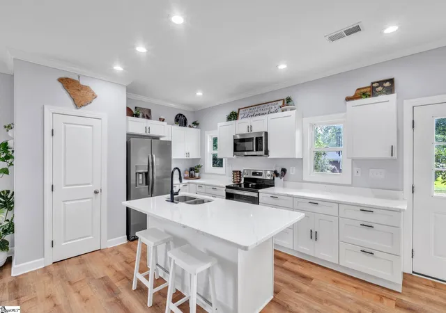 Photo 3 of Single family home for sale at 118 W Belvedere Rd, Greenville, SC 29605 | MLS# 1600375 | Listing updated on 2026-09-08