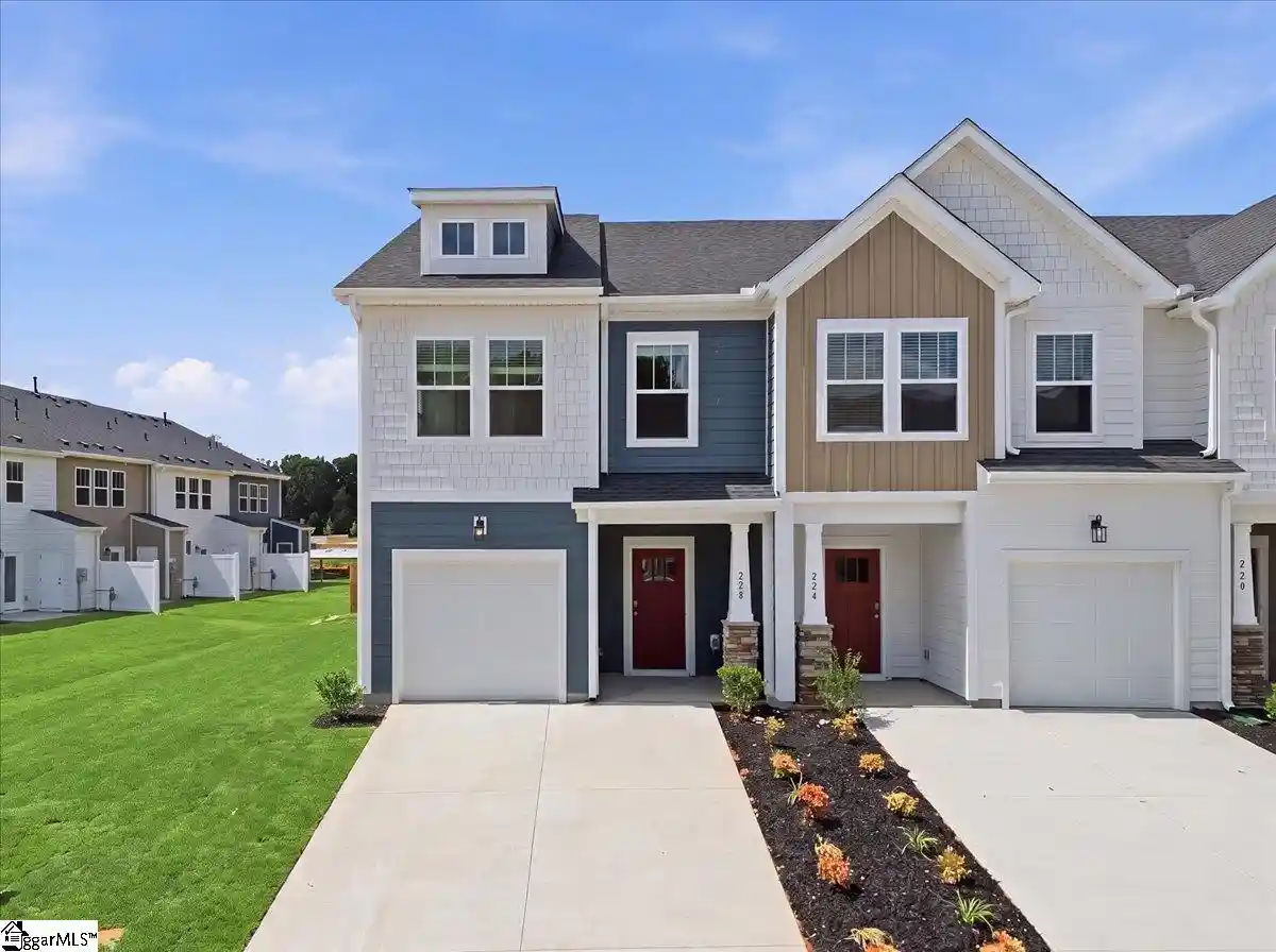 Townhouse for sale at 228 Ridgelea St, Fountain Inn, SC 29644 | MLS# 1607038