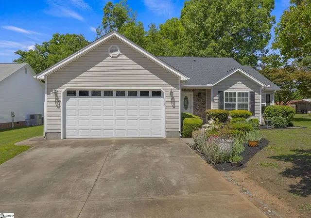 Photo 3 of Single family home for sale at 118 Todds Trl, Greenville, SC 29617 | MLS# 1594534 | Listing updated on 2026-08-01