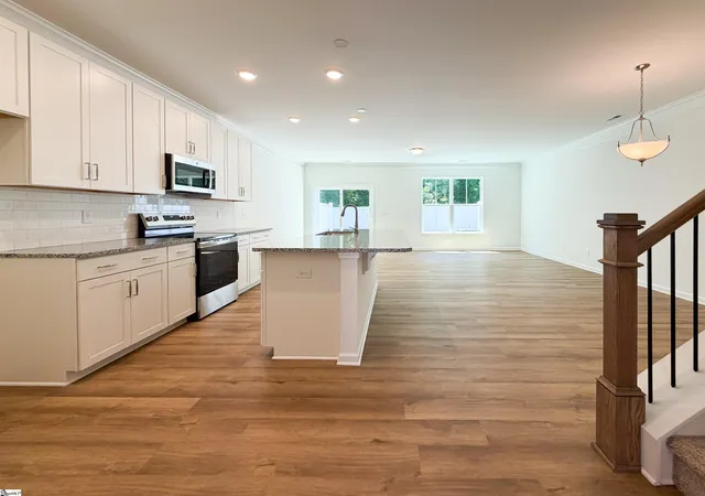 Photo 4 of Townhouse for sale at 613 Autumn Lake Rd, Simpsonville, SC 29681 | MLS# 1584773 | Listing updated on 2026-09-11