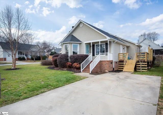 Homes for sale in Simpsonville, SC | 401 Fairdale Dr, Simpsonville, SC 29681 | MLS# 1596357
