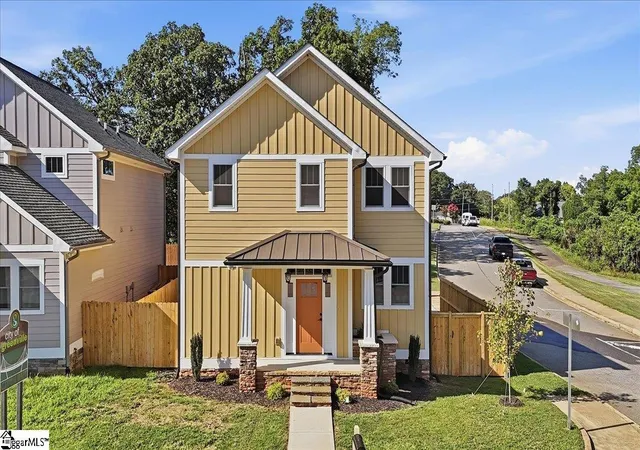 Photo 1 of Single family home for sale at 915 Dunbar St, Greenville, SC 29601 | MLS# 1597220 | Listing updated on 2026-07-09