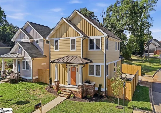 Photo 2 of Single family home for sale at 915 Dunbar St, Greenville, SC 29601 | MLS# 1597220 | Listing updated on 2026-07-09