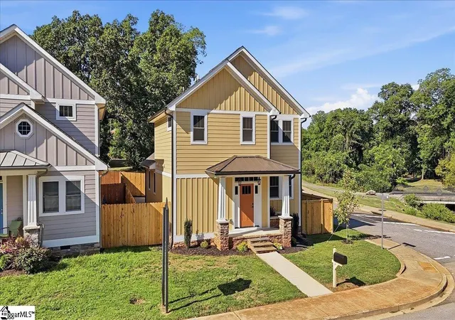 Photo 3 of Single family home for sale at 915 Dunbar St, Greenville, SC 29601 | MLS# 1597220 | Listing updated on 2026-07-09