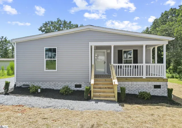 Photo 2 of Manufactured home for sale at 103 Riverview Park, Cowpens, SC 29330 | MLS# 1601348 | Listing updated on 2026-08-19