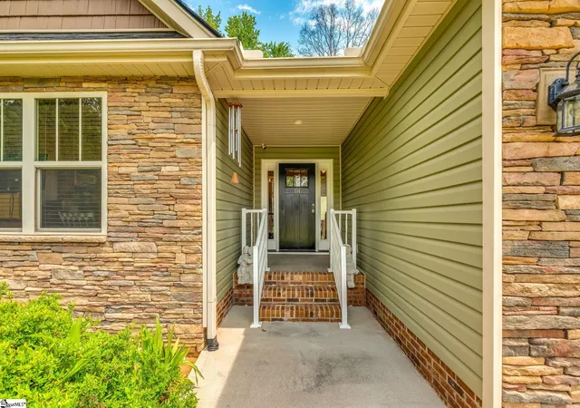 Photo 3 of Single family home for sale at 154 Rockcrest Dr, Taylors, SC 29687 | MLS# 1599181 | Listing updated on 2026-09-07