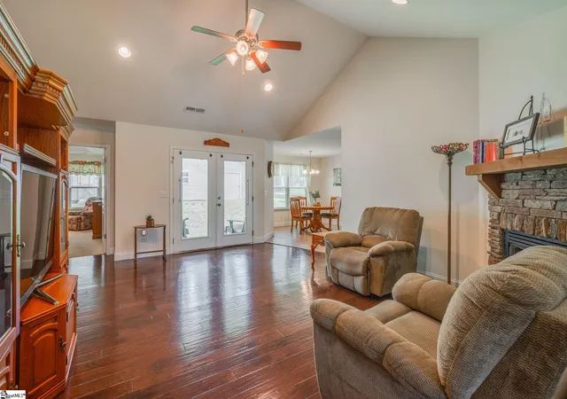 Photo 4 of Single family home for sale at 154 Rockcrest Dr, Taylors, SC 29687 | MLS# 1599181 | Listing updated on 2026-09-07