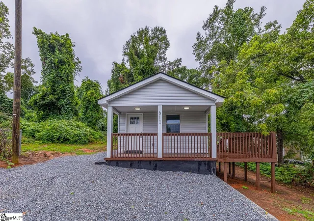 Photo 2 of Single family home for sale at 611 Hunters Ct, Laurens, SC 29360 | MLS# 1575679 | Listing updated on 2026-09-08