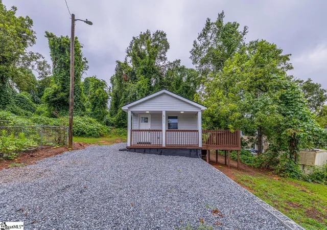 Photo 3 of Single family home for sale at 611 Hunters Ct, Laurens, SC 29360 | MLS# 1575679 | Listing updated on 2026-09-08