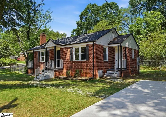 Photo 2 of Single family home for sale at 20 Milton Dr, Greenville, SC 29605 | MLS# 1592266 | Listing updated on 2026-05-20