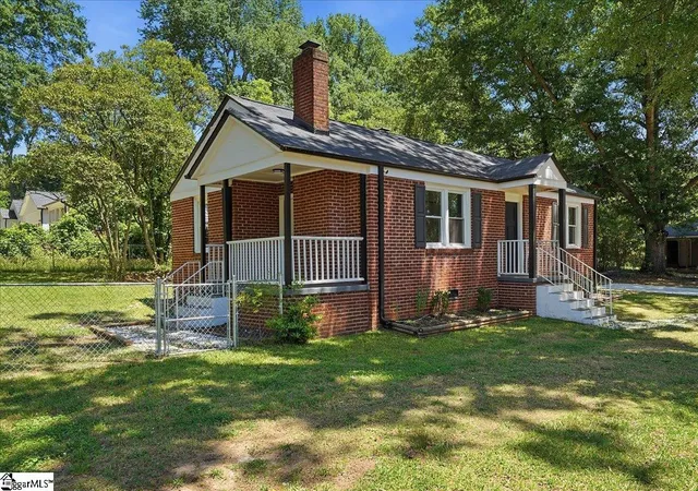 Photo 3 of Single family home for sale at 20 Milton Dr, Greenville, SC 29605 | MLS# 1592266 | Listing updated on 2026-05-20