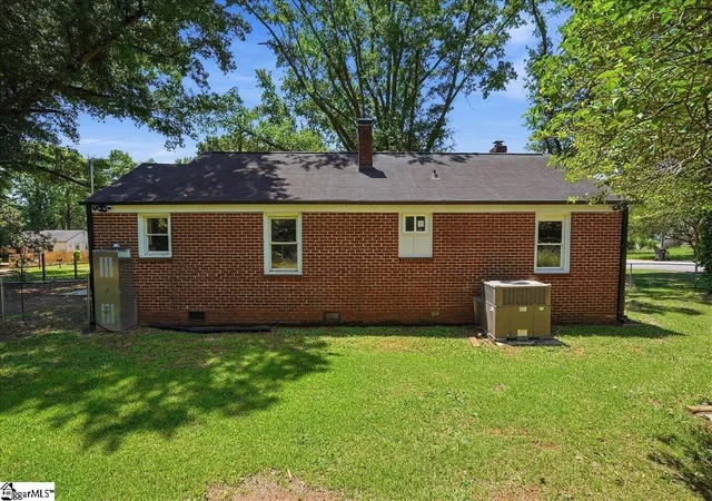Photo 3 of Single family home for sale at 20 Milton Dr, Greenville, SC 29605 | MLS# 1592266 | Listing updated on 2026-05-20