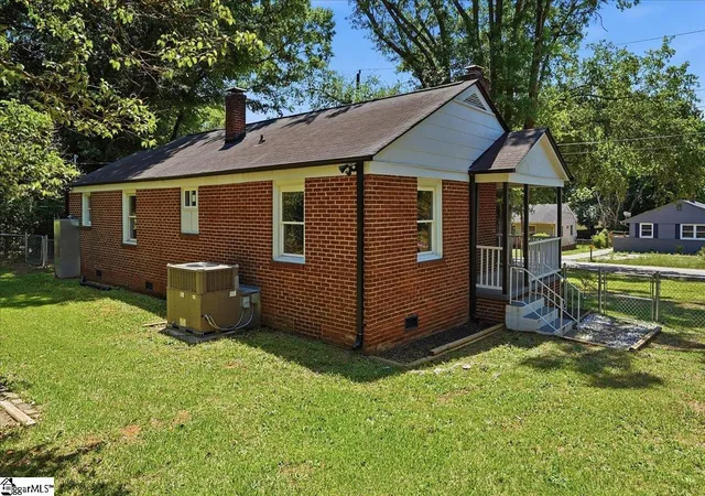 Photo 4 of Single family home for sale at 20 Milton Dr, Greenville, SC 29605 | MLS# 1592266 | Listing updated on 2026-05-20