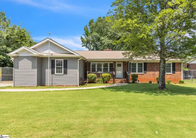 Photo 2 of Single family home for sale at 312 Pine Knoll Dr, Greenville, SC 29609 | MLS# 1562823 | Listing updated on 2025-11-20