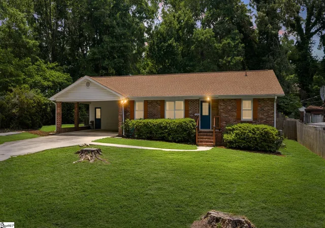 Photo 1 of Single family home for sale at 208 Pinewood Dr, Taylors, SC 29687 | MLS# 1594603 | Listing updated on 2026-08-19