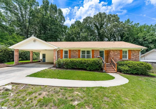 Photo 2 of Single family home for sale at 208 Pinewood Dr, Taylors, SC 29687 | MLS# 1594603 | Listing updated on 2026-08-19