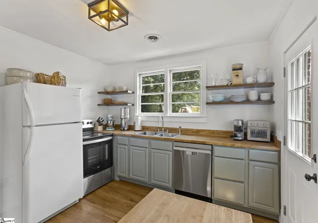Photo 4 of Single family home for sale at 1902 Old Parker Rd, Greenville, SC 29609 | MLS# 1595960 | Listing updated on 2026-08-24