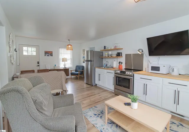 Photo 4 of House for sale at 6 Brookside Cir, Greenville, SC 29609 | MLS# 1597782 | Listing updated on 2026-09-11