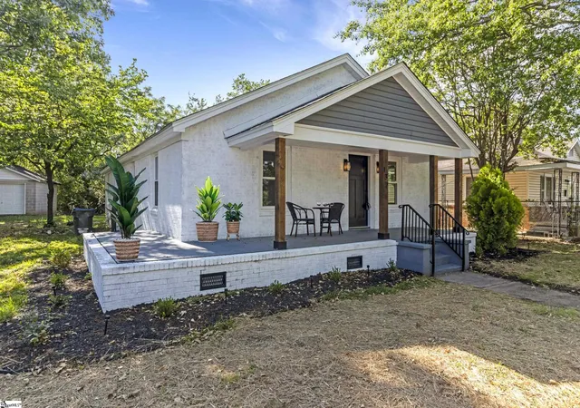 Photo 2 of Single family home for sale at 137 Forest St, Greer, SC 29650 | MLS# 1590949 | Listing updated on 2026-08-28