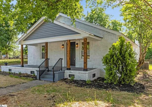 Photo 3 of Single family home for sale at 137 Forest St, Greer, SC 29650 | MLS# 1590949 | Listing updated on 2026-08-28