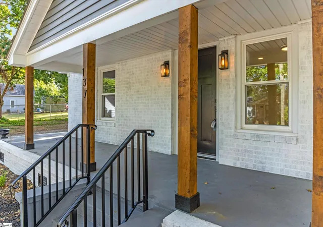 Photo 4 of Single family home for sale at 137 Forest St, Greer, SC 29650 | MLS# 1590949 | Listing updated on 2026-08-28