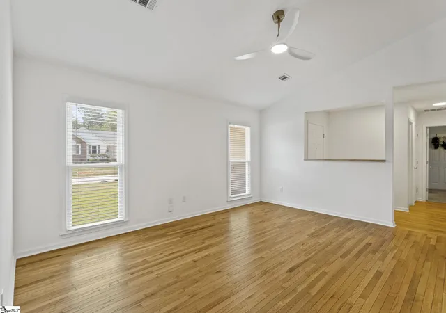 Photo 3 of Single family home for sale at 401 Belcross Dr, Simpsonville, SC 29681 | MLS# 1590986 | Listing updated on 2026-08-10