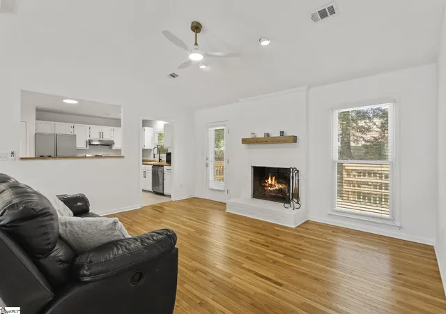 Photo 4 of Single family home for sale at 401 Belcross Dr, Simpsonville, SC 29681 | MLS# 1590986 | Listing updated on 2026-08-10