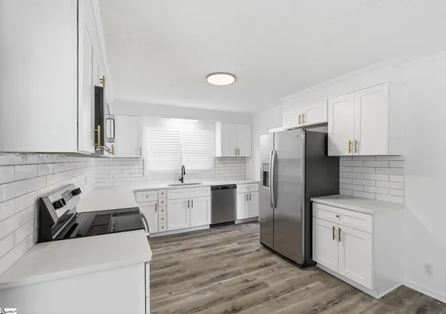 Photo 3 of Single family home for sale at 49 Foxhall Rd, Greenville, SC 29605 | MLS# 1601438 | Listing updated on 2026-09-15